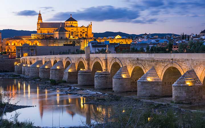 Cordova la grande Moschea-Cattedrale vista dal Ponte Romano - Itinerario Tour Spagna 8 giorni Perusia Viaggi