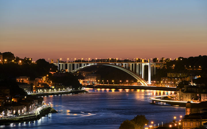 Porto Ponte Dom Luis sul fiume Douro.Tour del Portogallo e Santiago de Compostela Perusia Viaggi