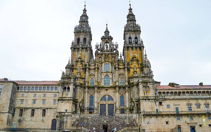 Cattedrale Santiago de Compostela con la tomba dell’apostolo Giacomo. Tour Portogallo 8 giorni Viaggio di Gruppo Perusia Viaggi