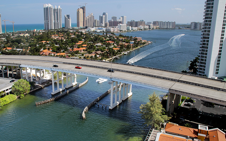 Il ponte che collega il centro di Miami e Miami Beach. Tour autentica Florida con Perusia Viaggi