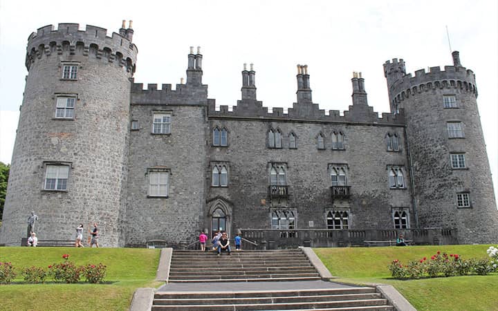 Facciata del Castello di Kilkenny simbolo del potere normanno sull'Irlanda. Viaggio in Irlanda 7 giorni