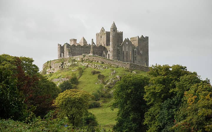 Rocca di Cashel uno dei più grandi e antichi complessi religiosi e medievali di tutta l'Irlanda. Viaggio in Irlanda 7 giorni