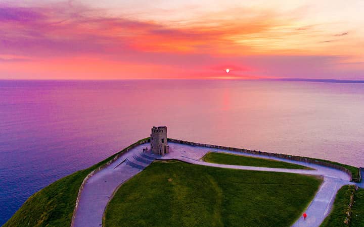 O'Brien's Tower sul punto più alto delle Scogliere di Moher, Sito patrimonio dell'UNESCO. Tour Irlanda Classica 7 giorni