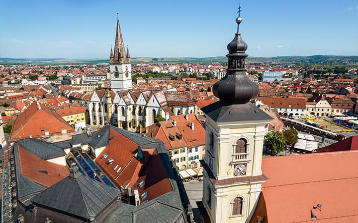 Cattedrale Luterana di Sibiu in stile gotico con un maestoso campanile a 5 punte alto 74 metri. Romania tour 8 giorni